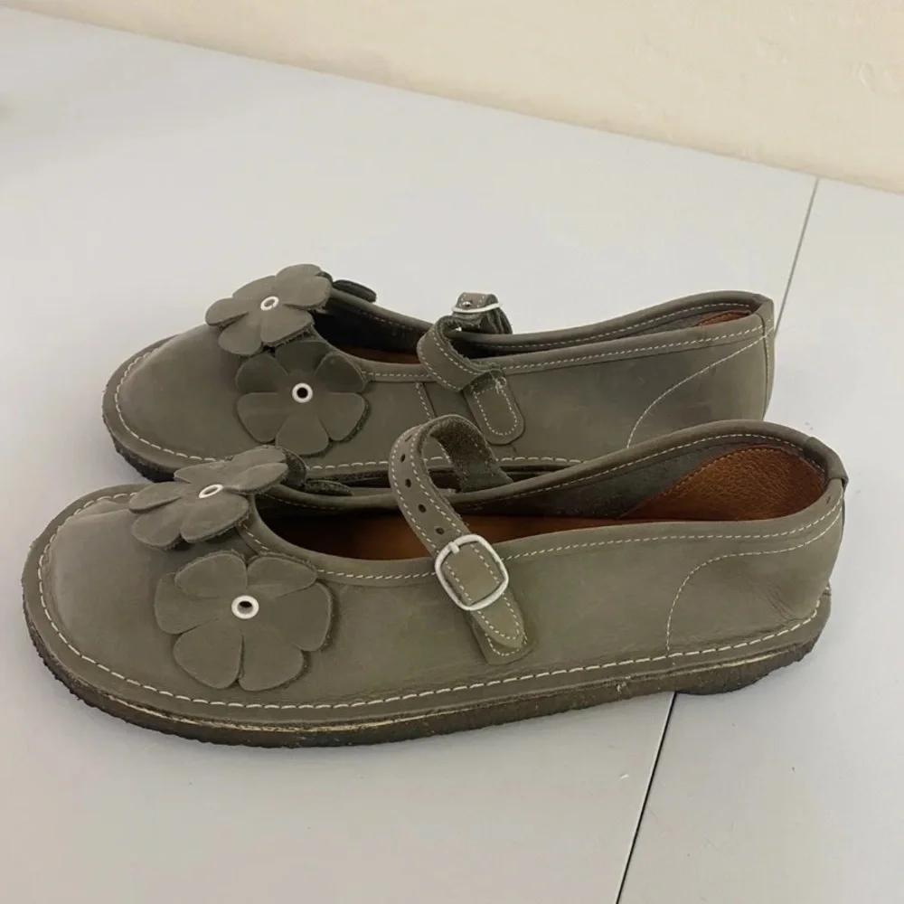 Bear Feet children’s leather shoes Size 7 Mary Janes gray flowers
